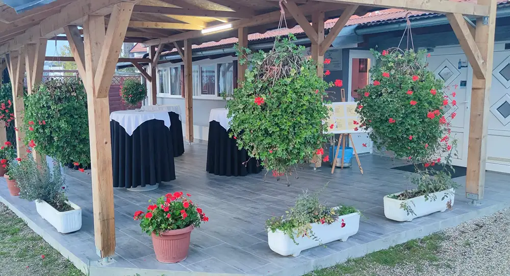Eksterijer restorana Buffet Zrinski u Črnkovcu kod Velike Gorice — obiteljski lokal s parkiralištem, blizina zračne luke Zagreb