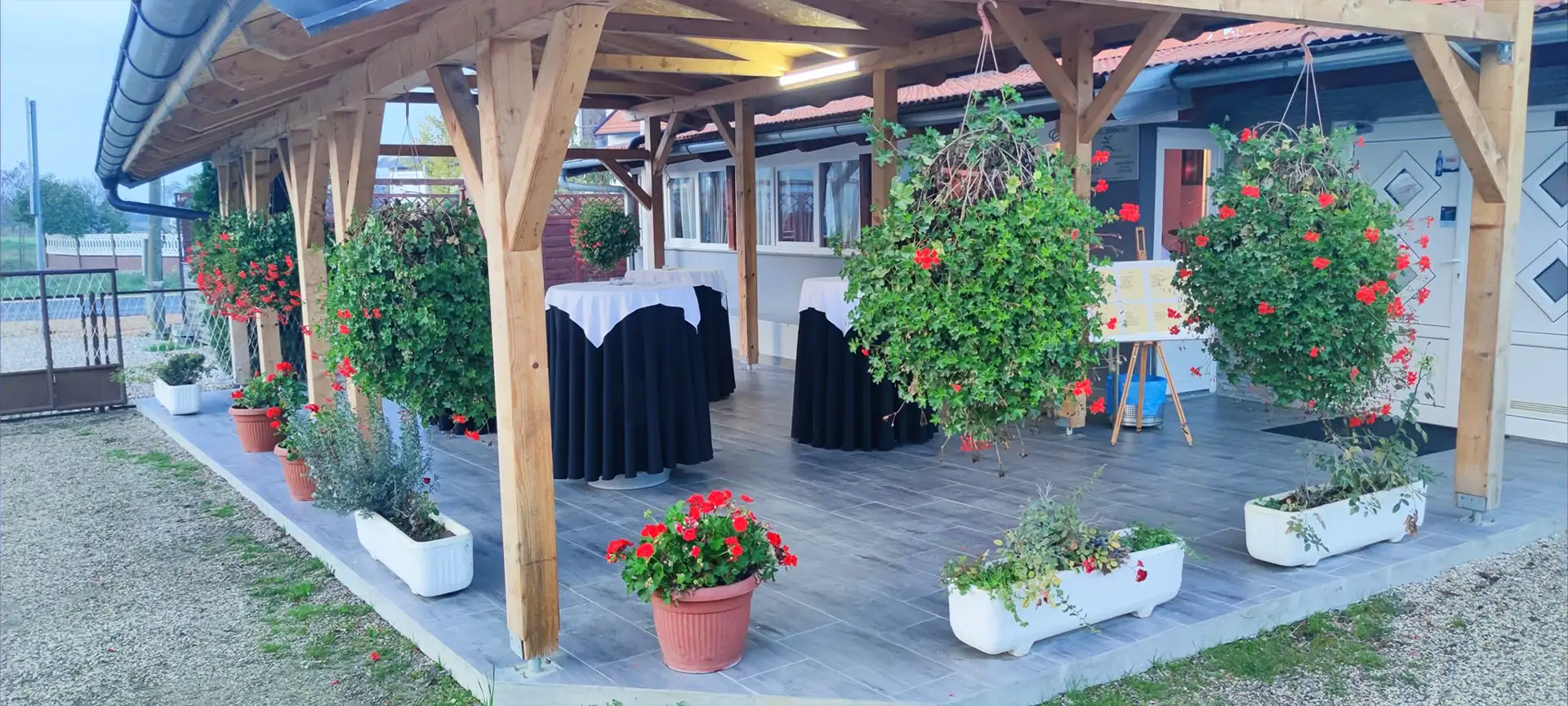 Obitelj koja vodi restoran Buffet Zrinski u Črnkovcu, Velika Gorica — od 2006. godine